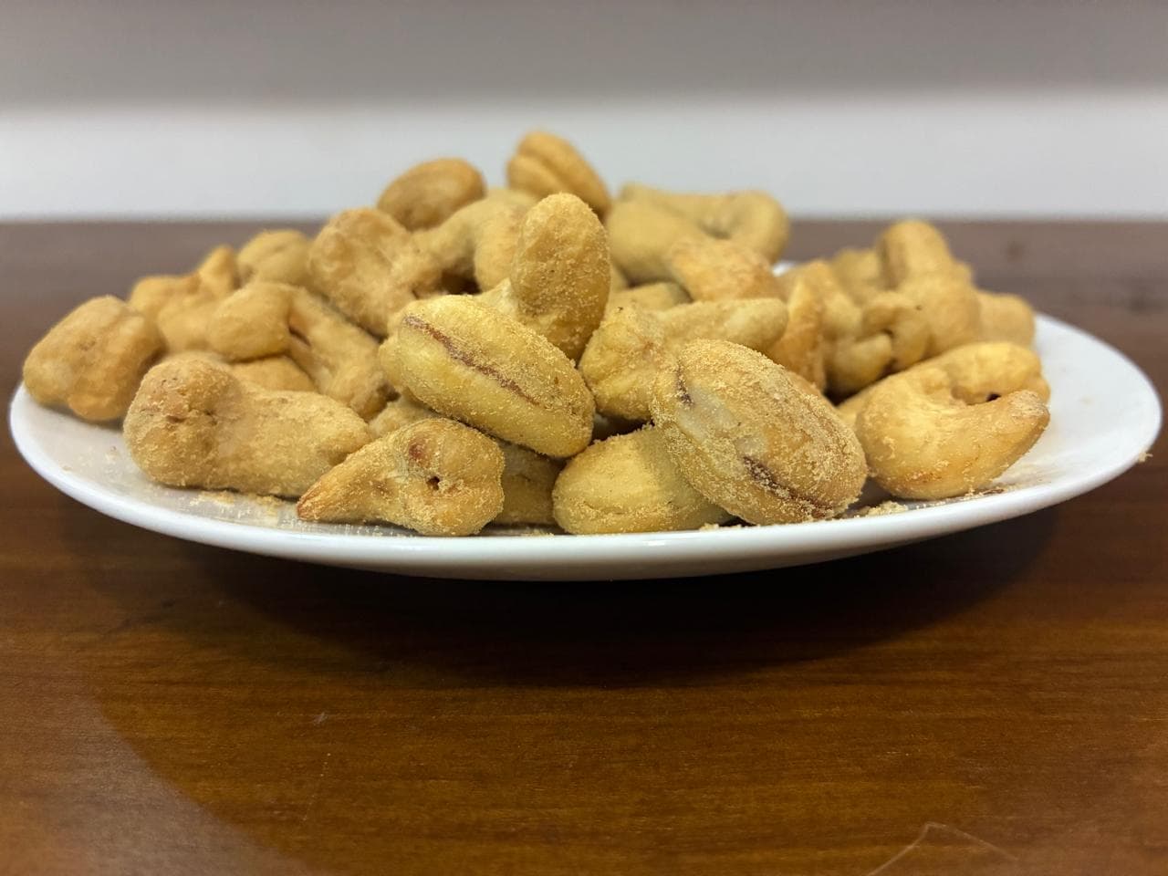 Cheese and onion flavored roasted cashew nuts